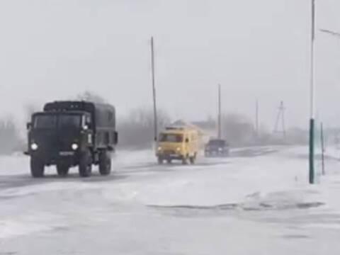 В ВКО спасатели и полицейские помогли доставить человека в больницу во время метели