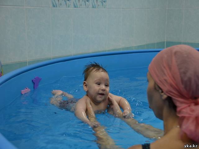 Обучение детей плаванию требует от родителей терпения.
